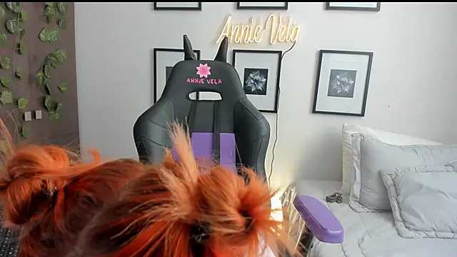 Annie Velas  online show from February 4, 9:20 pm