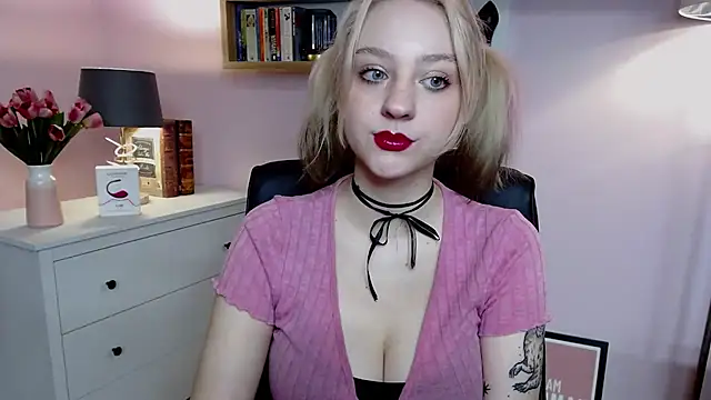 Snapshot of MadelineLust chatting on December 28, 7:44 am MadelineLust online show from December 28, 7:44 am