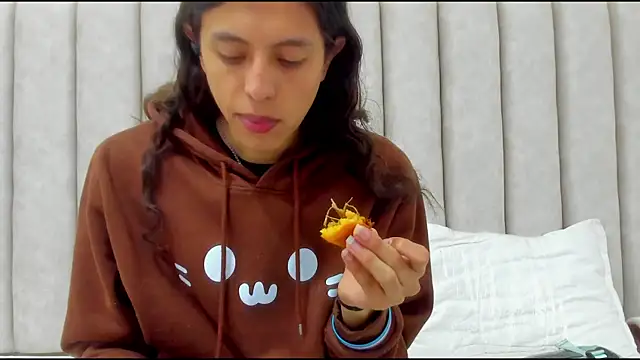 Snapshot of FreyaMoller chatting on December 2, 1:28 pm FreyaMoller online show from December 2, 1:28 pm