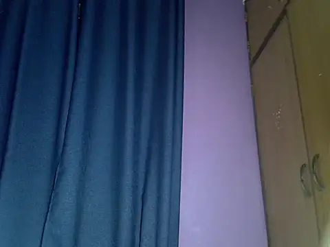 Snapshot of Queen_petite_ chatting on November 9, 11:47 pm Queen petite online show from November 9, 11:47 pm