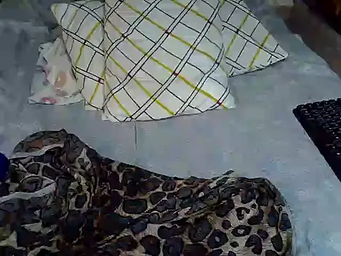 Snapshot of Queen_petite_ chatting on November 22, 7:35 pm Queen petite online show from November 22, 7:35 pm