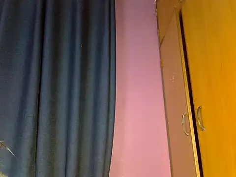 Snapshot of Queen_petite_ chatting on November 23, 8:41 pm Queen petite online show from November 23, 8:41 pm