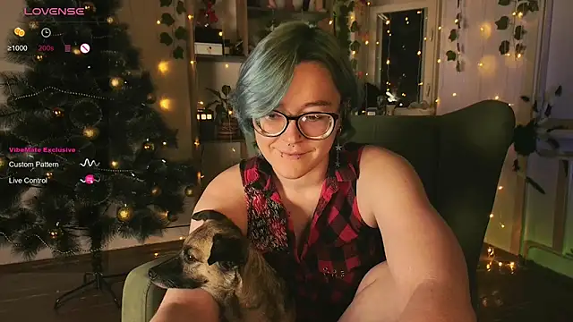 Snapshot of alisahug chatting on December 6, 2:17 pm alisahug online show from December 6, 2:17 pm
