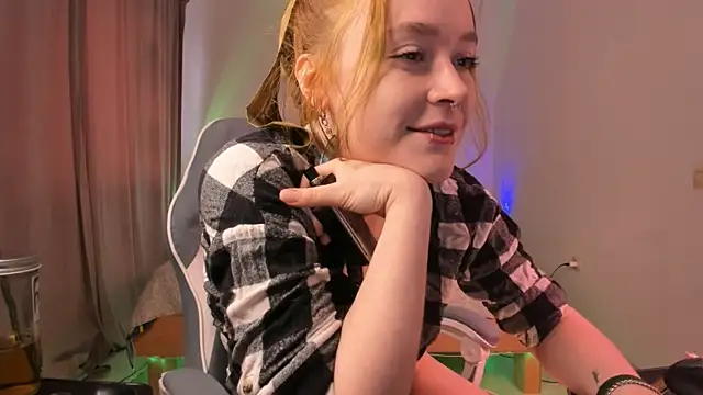 Snapshot of alisahug chatting on April 19, 12:26 pm alisahug online show from April 19, 12:26 pm