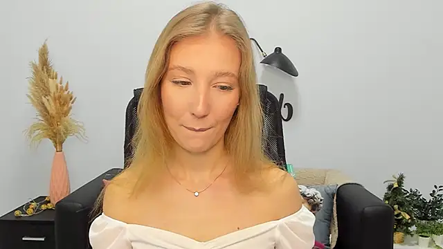 Snapshot of LolaWilsons chatting on December 29, 7:39 am LolaWilsons online show from December 29, 7:39 am