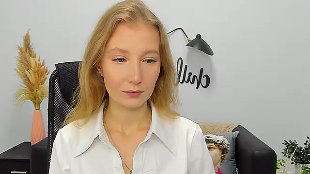 Snapshot of LolaWilsons chatting on January 10, 6:20 am LolaWilsons online show from January 10, 6:20 am