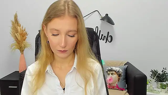 Snapshot of LolaWilsons chatting on January 10, 9:44 am LolaWilsons online show from January 10, 9:44 am