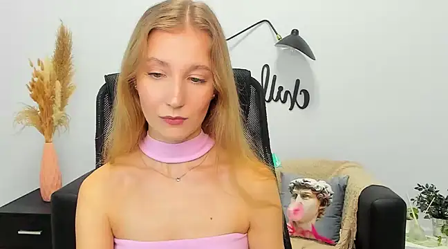 Snapshot of LolaWilsons chatting on January 18, 3:27 pm LolaWilsons online show from January 18, 3:27 pm