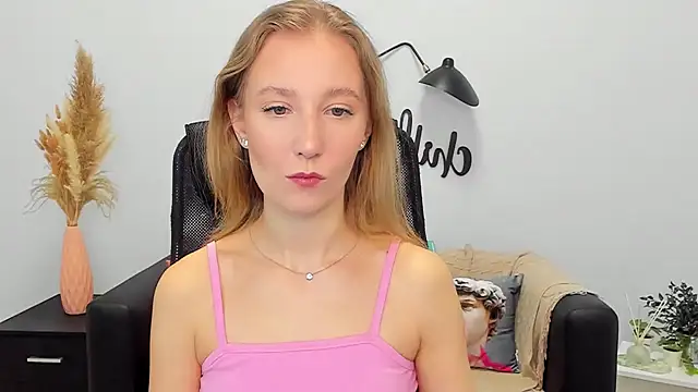 Snapshot of LolaWilsons chatting on February 6, 6:18 am LolaWilsons online show from February 6, 6:18 am