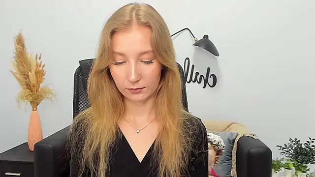 Snapshot of LolaWilsons chatting on March 6, 9:03 am LolaWilsons online show from March 6, 9:03 am