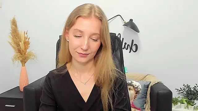 Snapshot of LolaWilsons chatting on March 6, 3:13 pm LolaWilsons online show from March 6, 3:13 pm