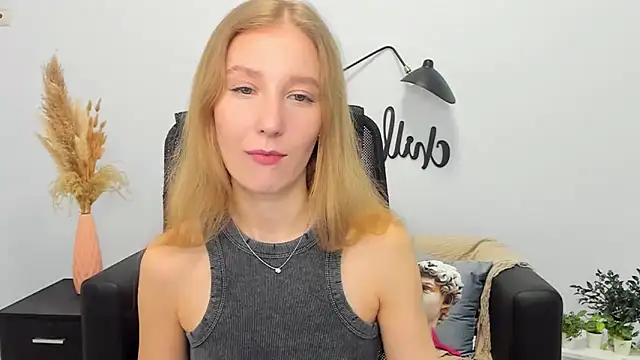 Snapshot of LolaWilsons chatting on March 10, 7:42 am LolaWilsons online show from March 10, 7:42 am