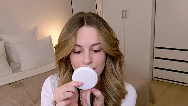 Snapshot of RozzitaBedberry chatting on February 15, 2:58 pm RozzitaBedberry online show from February 15, 2:58 pm