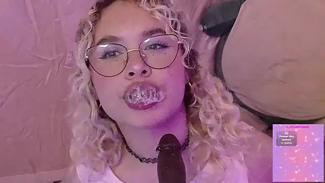 Snapshot of Haelycute chatting on May 8, 11:32 pm Haelycute online show from May 8, 11:32 pm