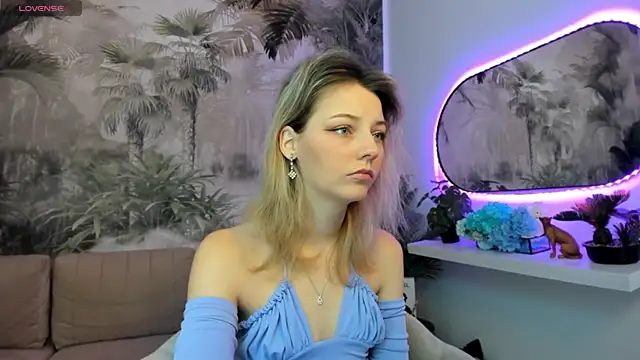 Snapshot of pretty_little_thing chatting on January 13, 5:44 pm pretty little thing online show from January 13, 5:44 pm