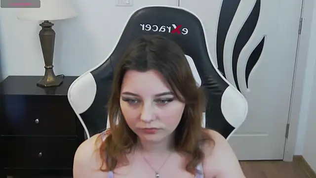 pretty little thing online show from April 28, 6:46 pm