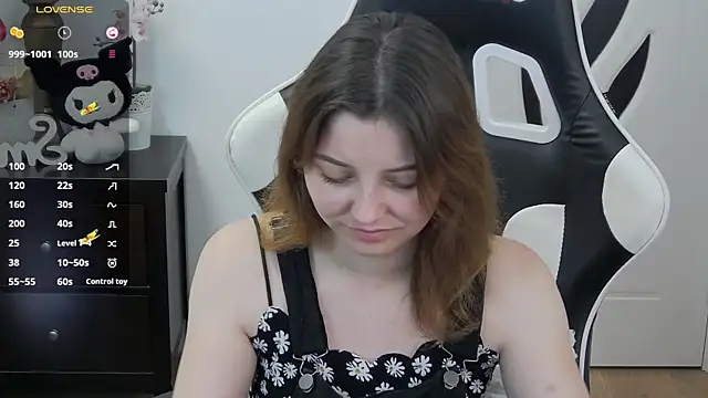 Snapshot of pretty_little_thing chatting on May 27, 4:04 pm pretty little thing online show from May 27, 4:04 pm
