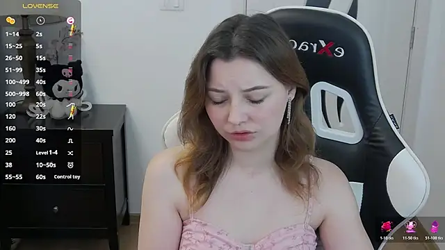Snapshot of pretty_little_thing chatting on June 1, 6:09 pm pretty little thing online show from June 1, 6:09 pm