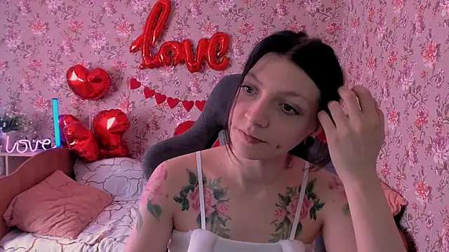 Snapshot of Lolly_Haze chatting on February 13, 5:36 am Lolly Haze online show from February 13, 5:36 am