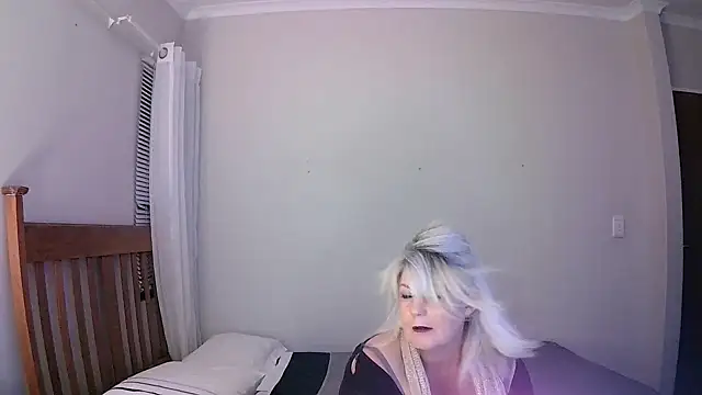 Snapshot of Miahotmilf chatting on January 24, 6:35 pm Miahotmilf online show from January 24, 6:35 pm