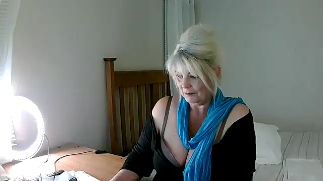 Snapshot of Miahotmilf chatting on March 9, 7:37 pm Miahotmilf online show from March 9, 7:37 pm