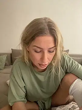 Snapshot of belle98 chatting on November 9, 11:30 am belle98 online show from November 9, 11:30 am