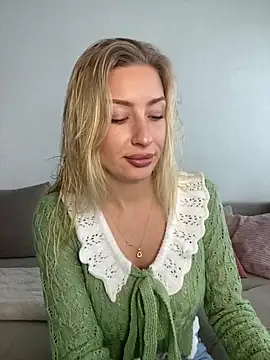 Snapshot of belle98 chatting on December 15, 12:31 pm belle98 online show from December 15, 12:31 pm