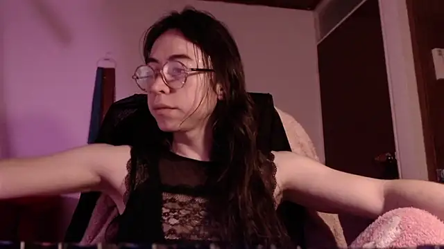 emily pearl  online show from October 25, 10:45 am