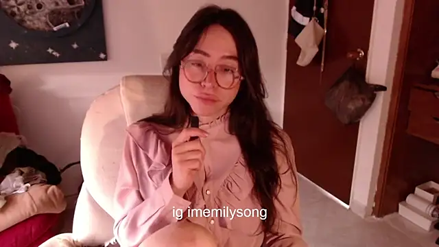 emily pearl  online show from December 14, 8:35 pm