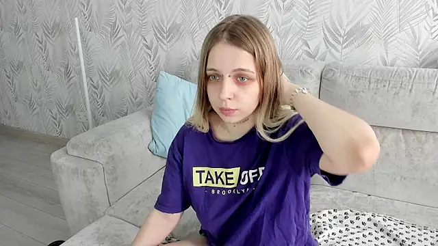 Snapshot of Alice_Halle chatting on April 18, 9:35 am Alice Halle online show from April 18, 9:35 am