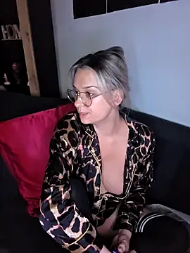 Snapshot of SpicyVicky chatting on March 13, 6:37 am SpicyVicky online show from March 13, 6:37 am