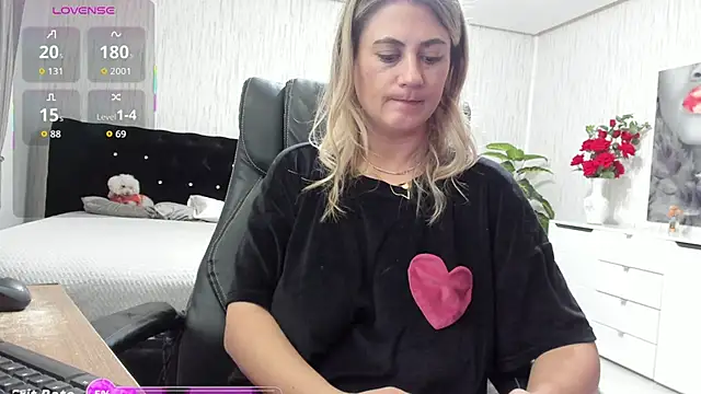 Snapshot of KattyeFox chatting on November 27, 10:45 pm KattyeFox online show from November 27, 10:45 pm