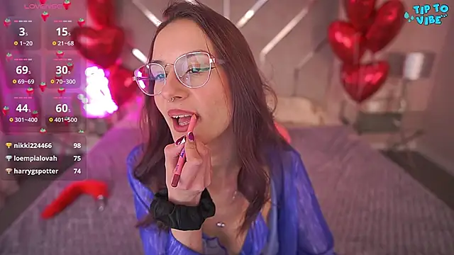 Snapshot of CozyMell chatting on February 18, 3:31 am CozyMell online show from February 18, 3:31 am