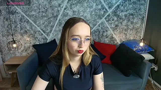 Snapshot of Liaroberts1 chatting on June 4, 2:01 pm Liaroberts1 online show from June 4, 2:01 pm