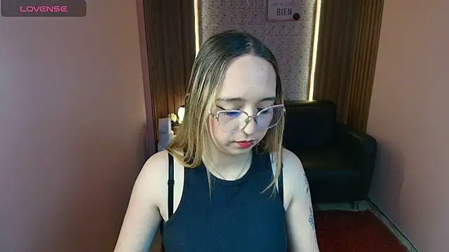 Snapshot of Liaroberts1 chatting on June 9, 1:45 pm Liaroberts1 online show from June 9, 1:45 pm