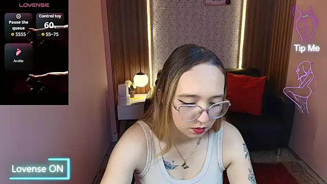 Snapshot of Liaroberts1 chatting on June 12, 1:43 pm Liaroberts1 online show from June 12, 1:43 pm