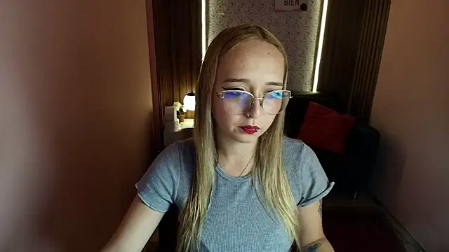 Snapshot of Liaroberts1 chatting on June 17, 1:45 pm Liaroberts1 online show from June 17, 1:45 pm