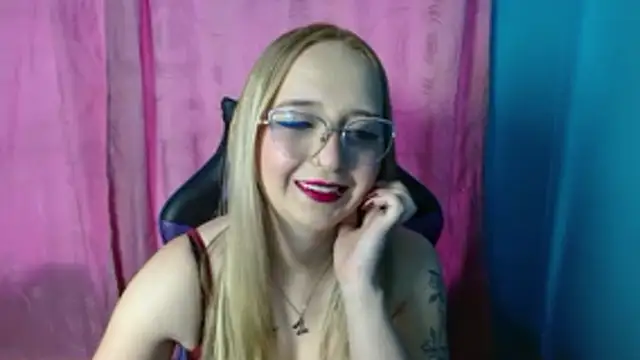 Snapshot of Liaroberts1 chatting on June 18, 1:48 pm Liaroberts1 online show from June 18, 1:48 pm