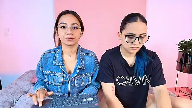 Snapshot of Jules_n_Gia chatting on October 29, 10:28 am Jules n Gia online show from October 29, 10:28 am