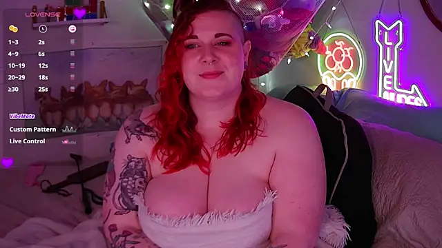 Snapshot of opalreigning chatting on October 31, 8:15 am opalreigning online show from October 31, 8:15 am