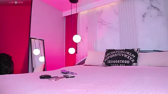 ninaevanss  online show from November 28, 8:22 pm