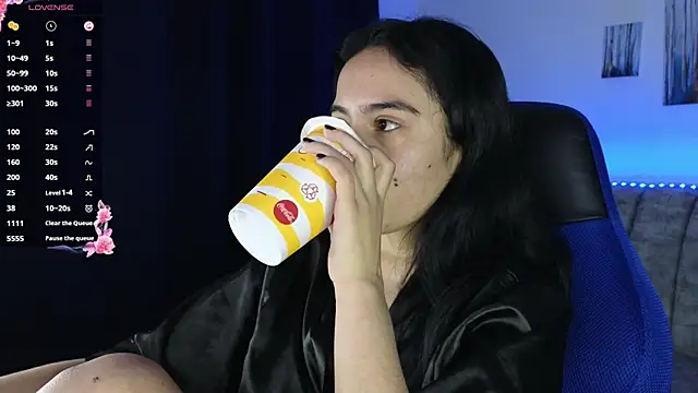 Snapshot of ZaraDames_ chatting on December 18, 4:29 am ZaraDames online show from December 18, 4:29 am