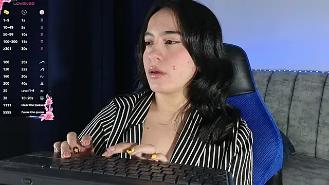Snapshot of ZaraDames_ chatting on June 11, 4:21 am ZaraDames online show from June 11, 4:21 am