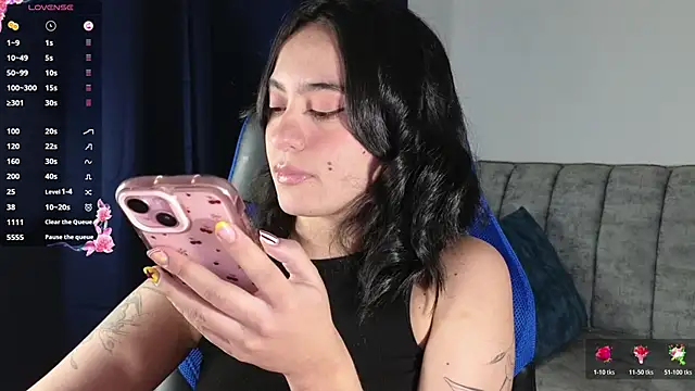 Snapshot of ZaraDames_ chatting on June 19, 4:06 am ZaraDames online show from June 19, 4:06 am