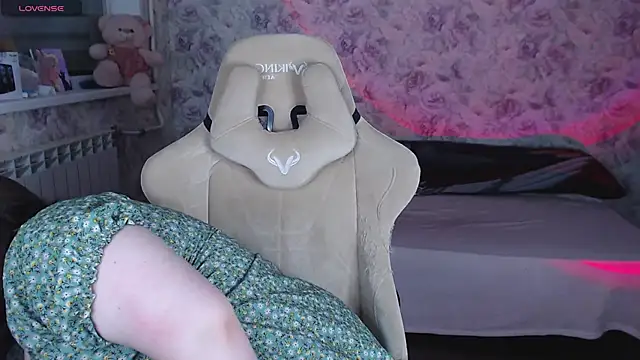 Estelle Hicks online show from April 29, 7:09 pm