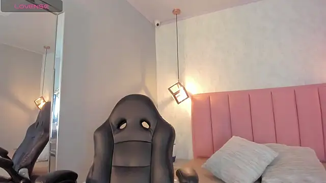 SUNNYCYRUS online show from October 24, 12:34 pm