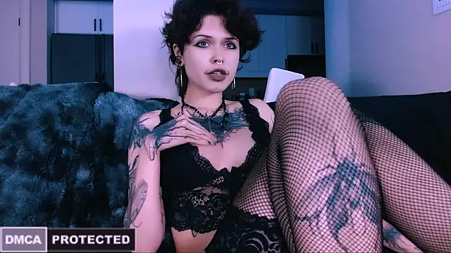 Snapshot of NaughtyLittleFox chatting on November 6, 5:08 am NaughtyLittleFox online show from November 6, 5:08 am