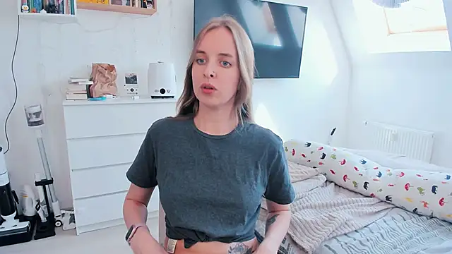 Snapshot of violet_blue_eyes chatting on May 6, 1:27 pm violet blue eyes online show from May 6, 1:27 pm