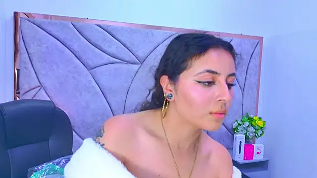 Snapshot of celeste_blue69 chatting on December 14, 4:40 am celeste blue69 online show from December 14, 4:40 am