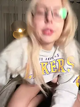 Livewithlucy online show from February 9, 7:01 am